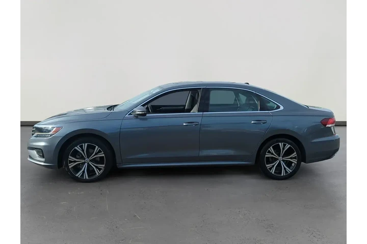 Volkswagen Passat 2021 SE 4d image 2