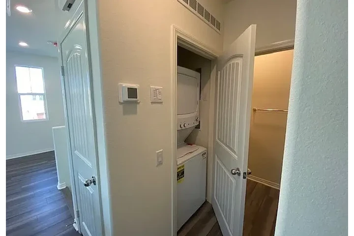 $800 : Spacious 1 bedroom/ 1bathroom image 7