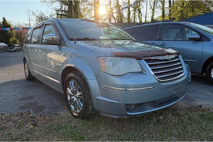 2008 Town & Country image 2