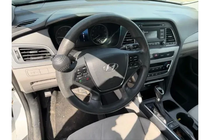 $3566 : Hyundai SONATA 2017 4dr Seda image 7