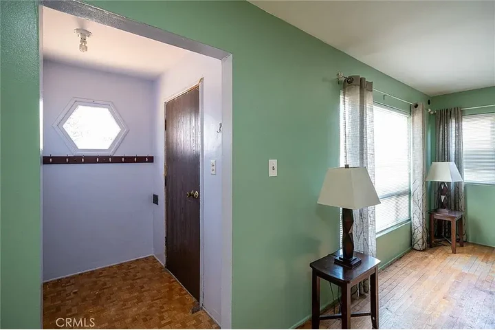 $1370 : Incredible Opportunity in the image 2