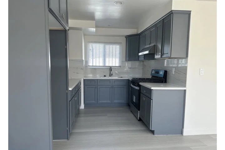 $1530 : 1 Bedroom 1Bath Apt in Gardena image 4