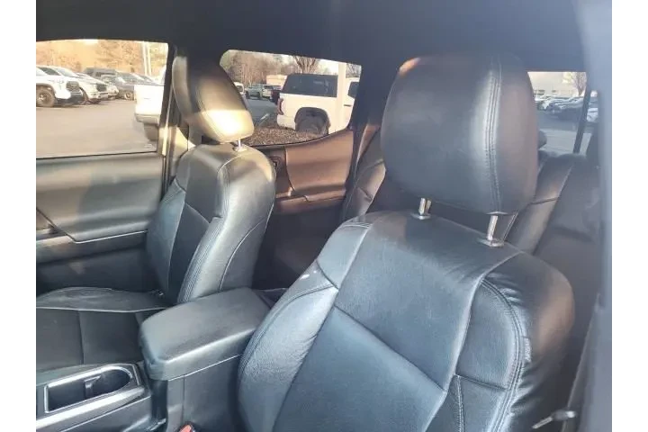 $25565 : Toyota Tacoma 2017 4x4 TRD S image 8