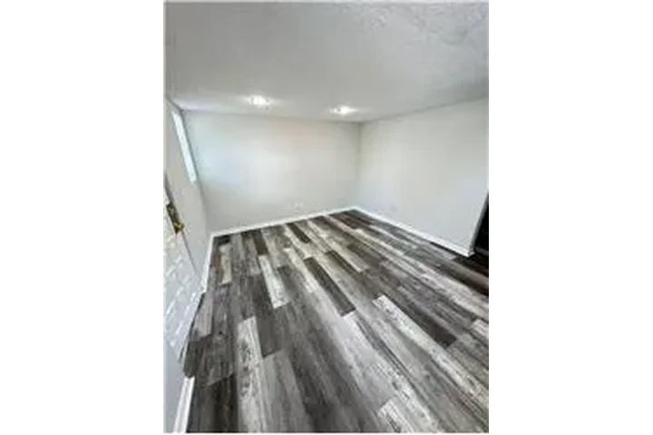 $1100 : Rental property with 1 bedro image 2