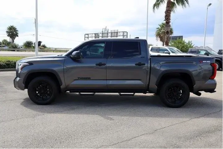 $39592 : Toyota Tundra 2023 4x4 SR5 4 image 5