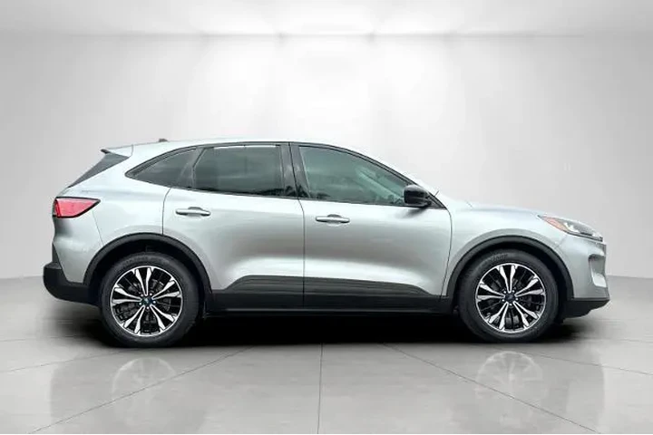 $18895 : Ford Escape 2022 SE 4dr SUV image 2