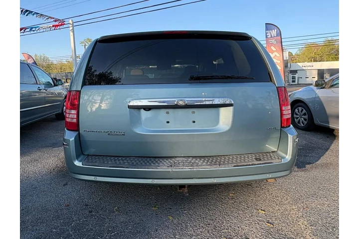 2008 Town & Country image 6