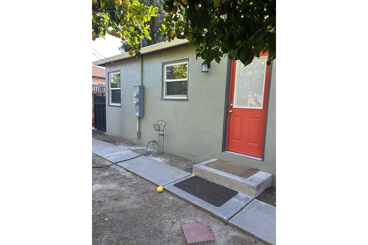 $900 : 2 BR/1 Ba charming cottage dup image 8