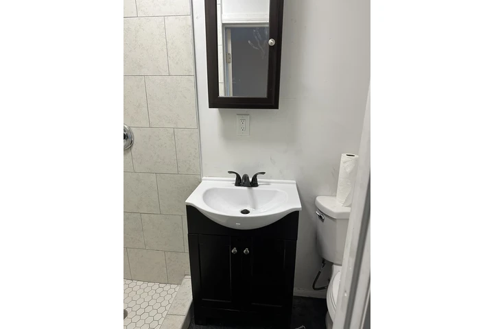 $1100 : Rento studio image 3