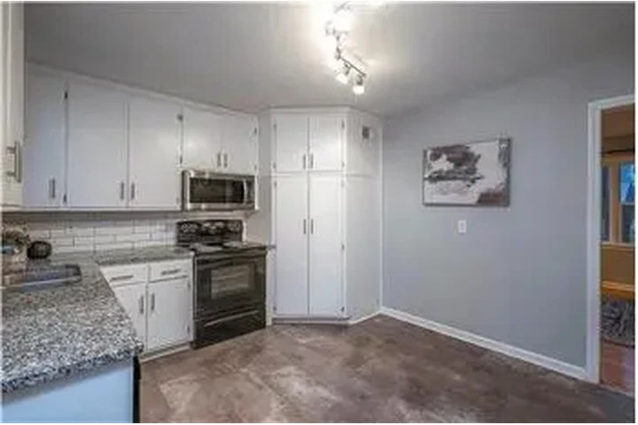 $950 : Rental property with 2 bedro image 9