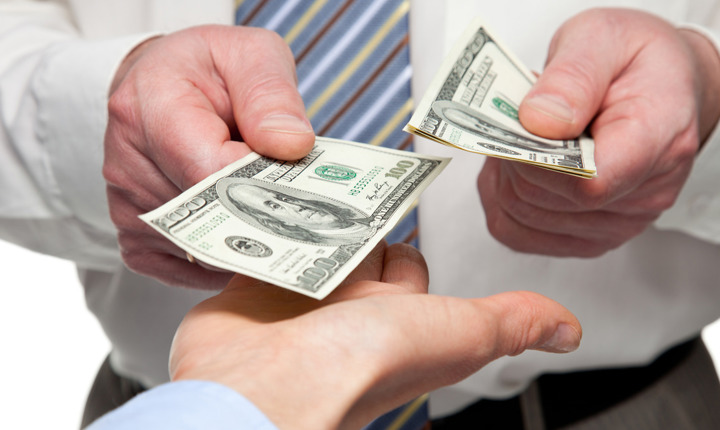 Antes de prestarle dinero a un familiar, piénselo