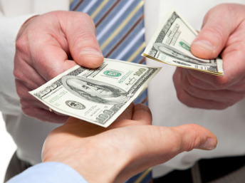 Antes de prestarle dinero a un familiar, piénselo