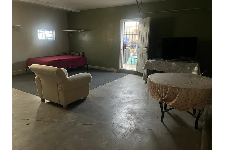 $1600 : Rento un garage grande image 3