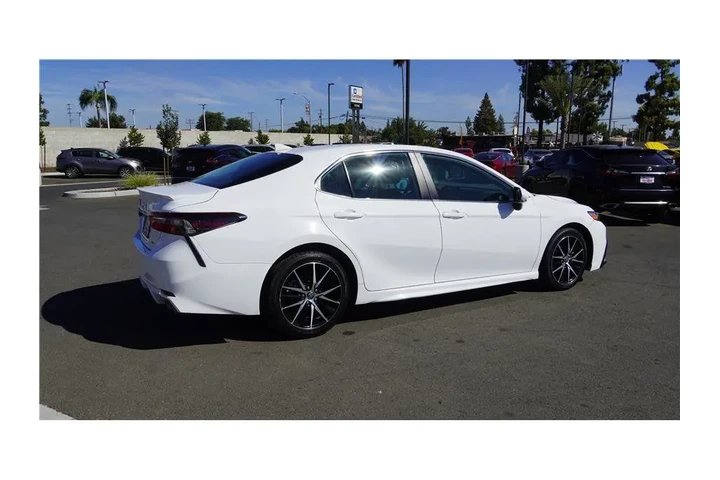 $27700 : 2024 Camry SE Sedan 4D image 6