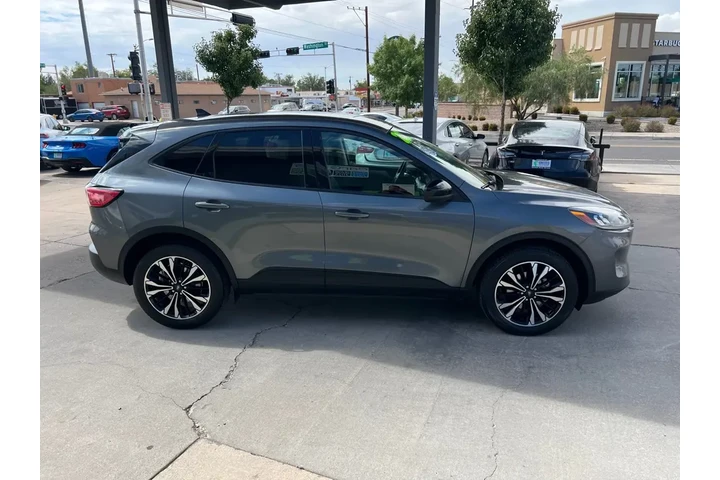 2022 Escape SE AWD image 4