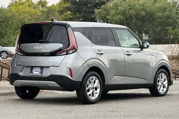 $16990 : Kia Soul 2024 LX 4dr Crossov image 4