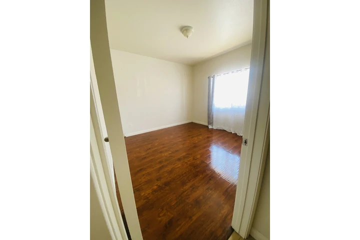 $1300 : Cuarto en Cudahy image 2