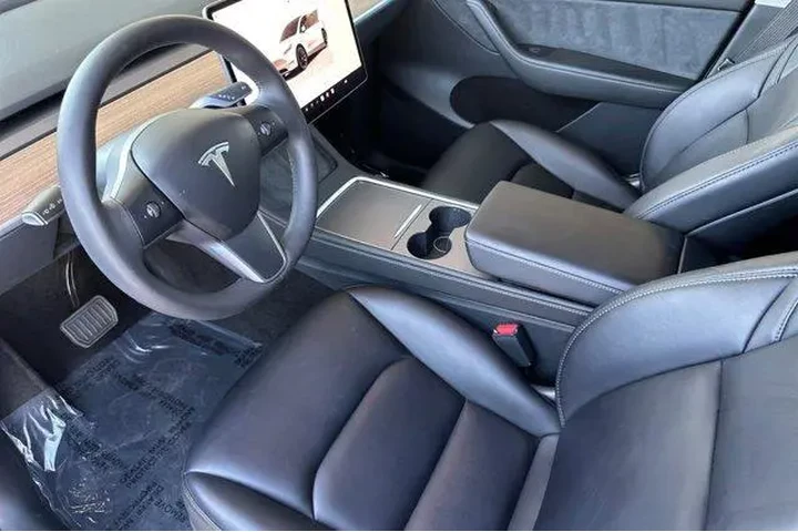 $32976 : Tesla Model Y 2023 AWD 4dr C image 7