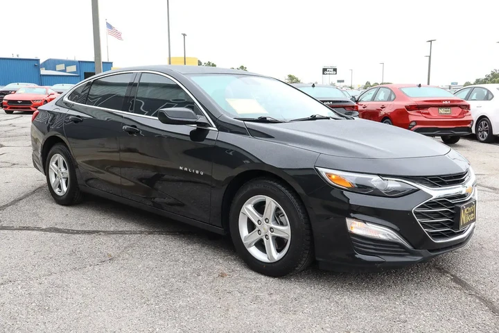 $15988 : 2022 Malibu LS image 3