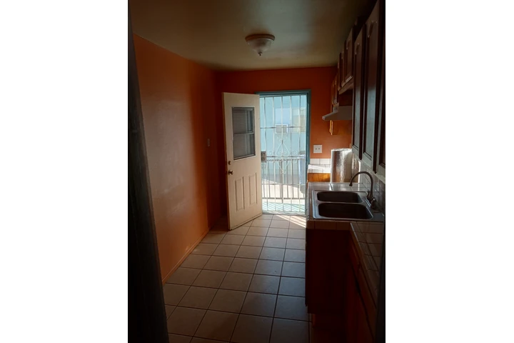 $1 : Casita Tipo Studio East LA. image 7