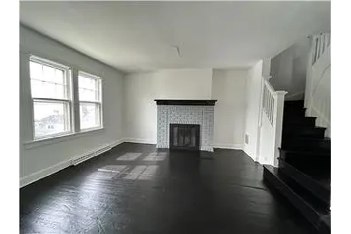 $695 : Rental property with 3 bedro image 4