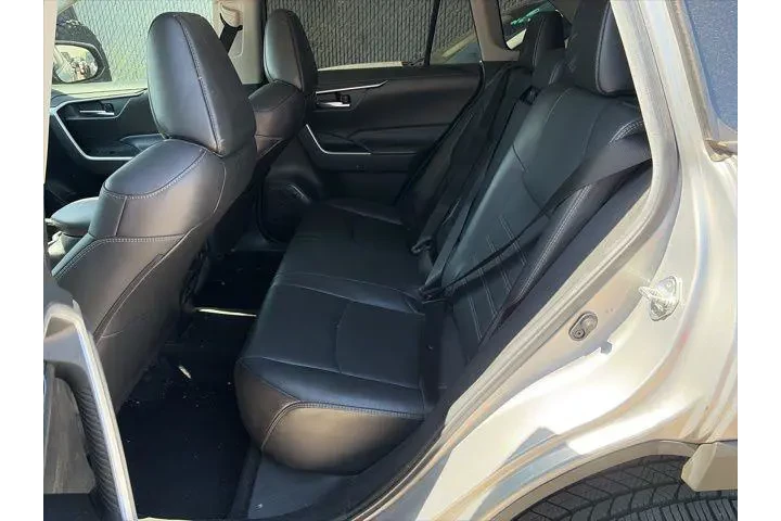 $19900 : Toyota RAV4 2022 XLE Premium image 7