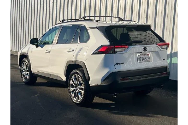 $23994 : Toyota RAV4 2020 XLE Premium image 4