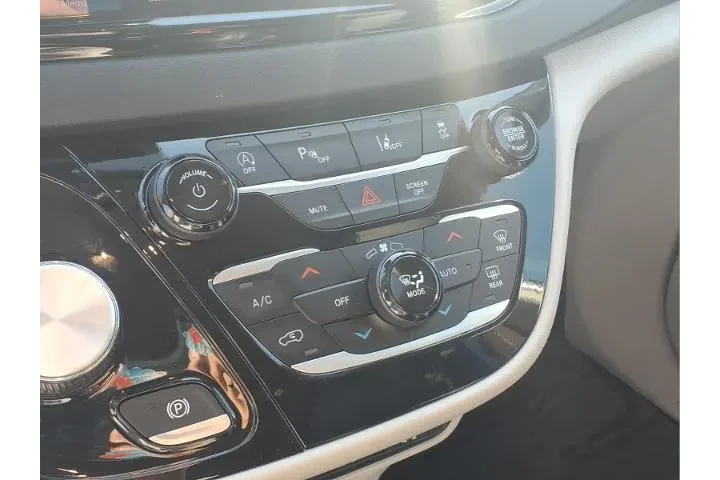 $27406 : Chrysler Pacifica 2024 Touri image 7