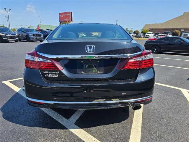 2016 Accord image 4