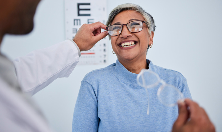 Mujer en una visita al optometrista