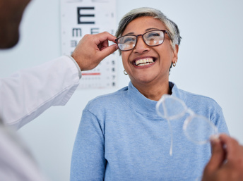 Mujer en una visita al optometrista
