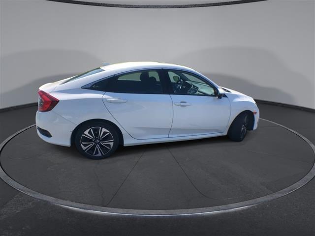 PRE-OWNED 2018 HONDA CIVIC SE image 9