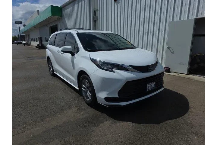 $38900 : Toyota Sienna 2023 LE 8-Pass image 1