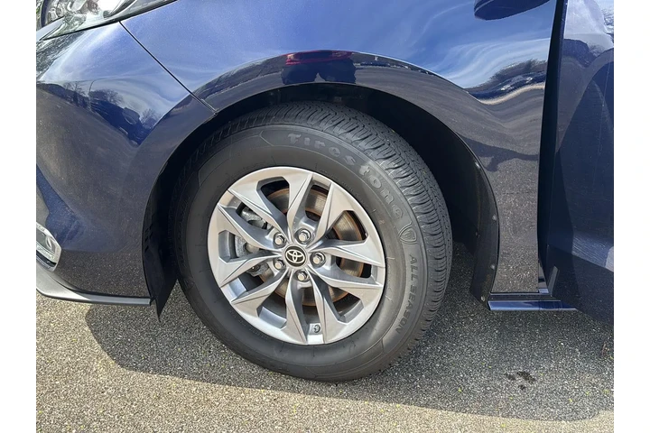 $41733 : Gold Certified 2024 Sienna XLE image 3