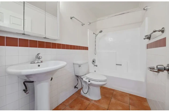 $2000 : 2 Bedroom Apt in Central LA image 7