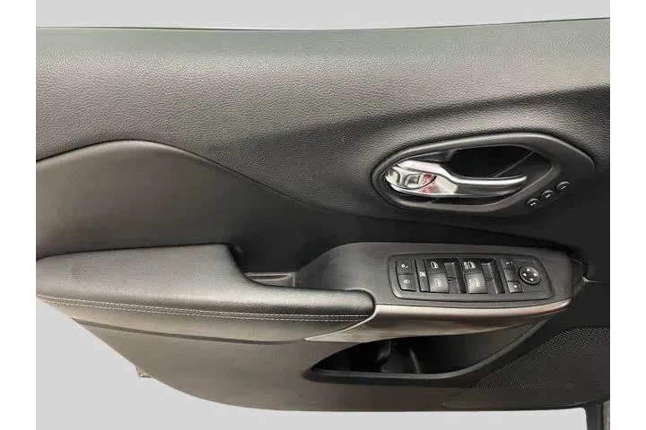 $14271 : Jeep Cherokee 2019 4x4 High image 9