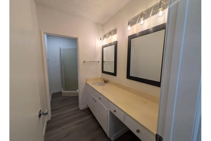 $1899 : 2Bed 1Bath Apt Los Angeles image 7