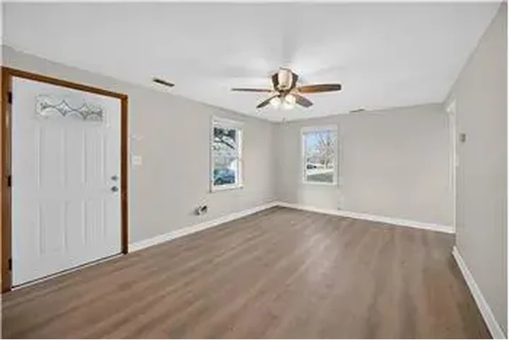 $750 : Rental property with 2 bedro image 3