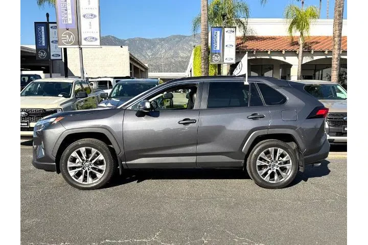 $31495 : Toyota RAV4 2023 XLE Premium image 5