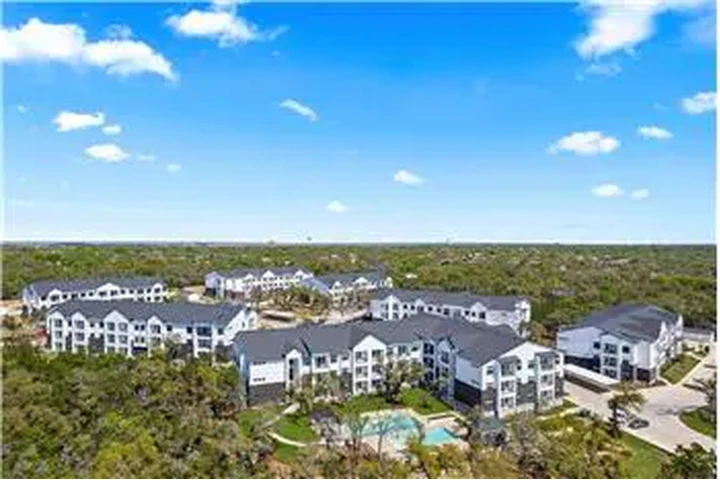 $2048 : Rental property with 2 bedro image 2