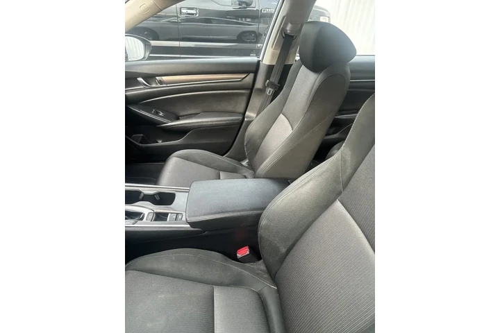 $18981 : Honda Accord 2019 LX 4dr Sed image 3