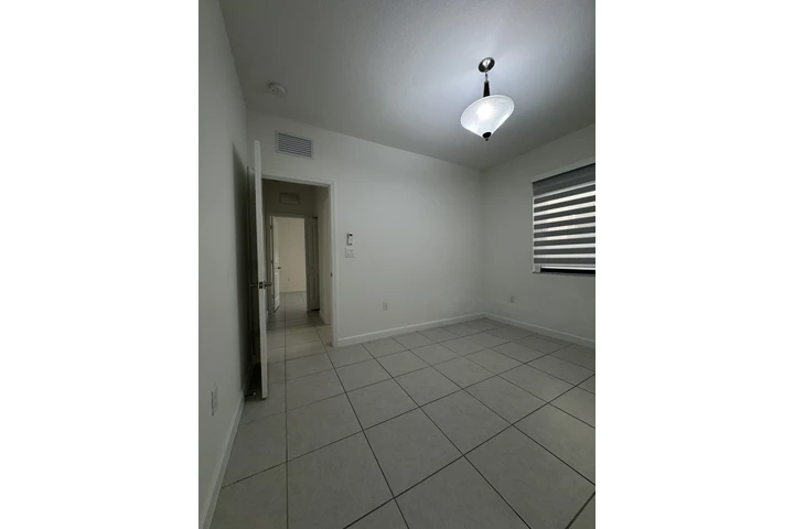 $1550 : Miami in great location image 1