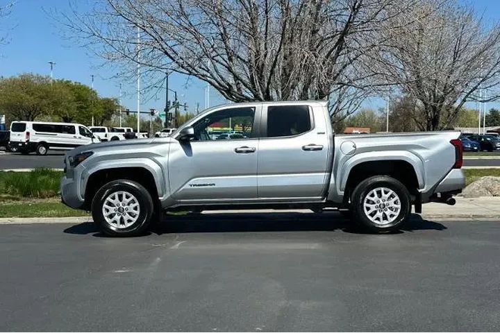 $39995 : Toyota Tacoma 2024 4x4 SR5 4 image 5