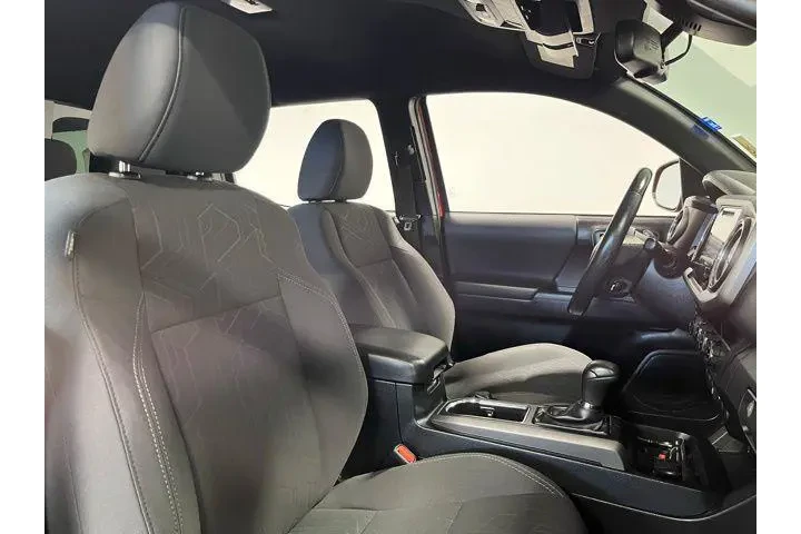 $33970 : Toyota Tacoma 2018 4x4 TRD S image 10