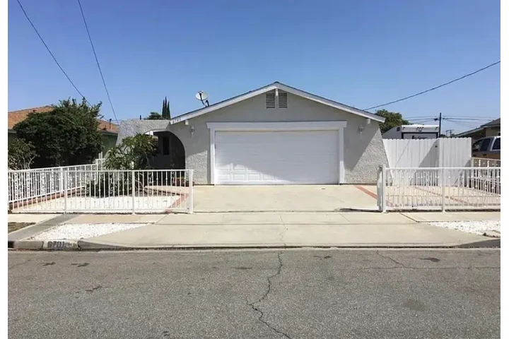 $1900 : Home also features two door @@ image 1