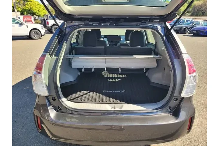 $14812 : Toyota Prius v 2017 Two 4dr image 8