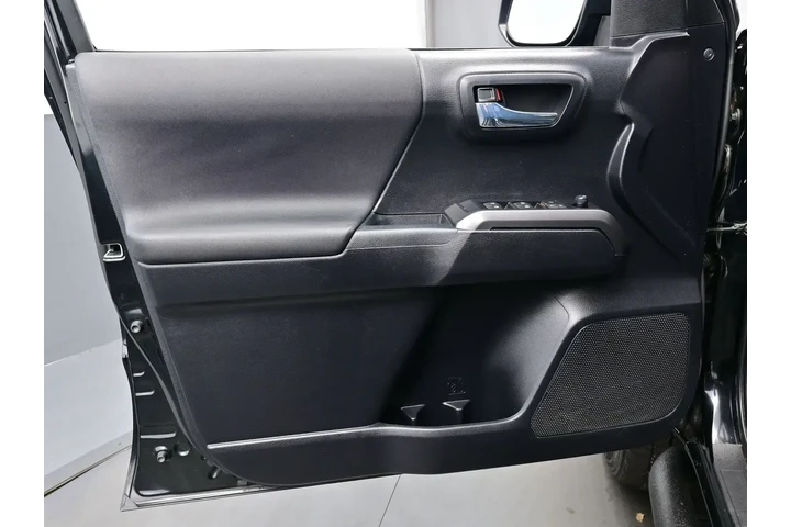 $39986 : Toyota Tacoma 2020 4x4 TRD S image 10