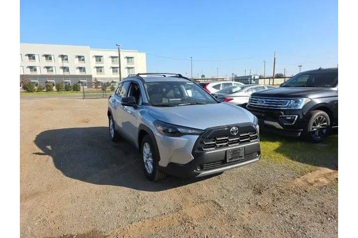 $33900 : Toyota Corolla Cross 2026 LE image 1