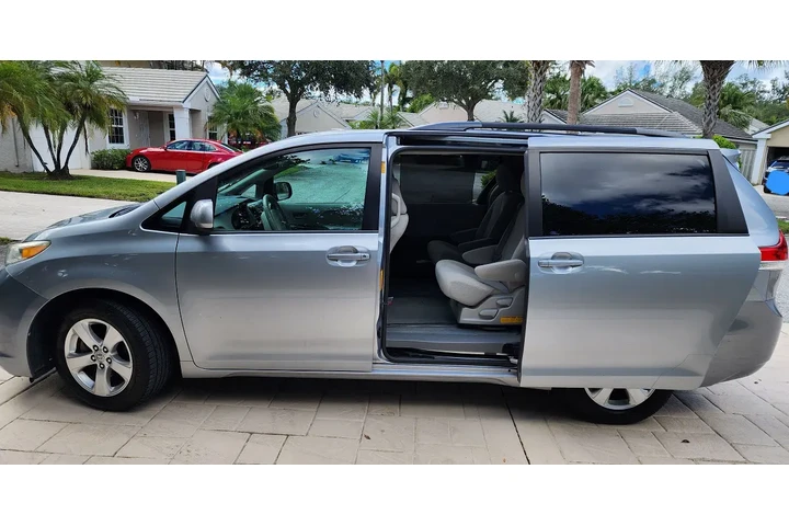 $9900 : 2015 Toyota Sienna LE Minivan image 5