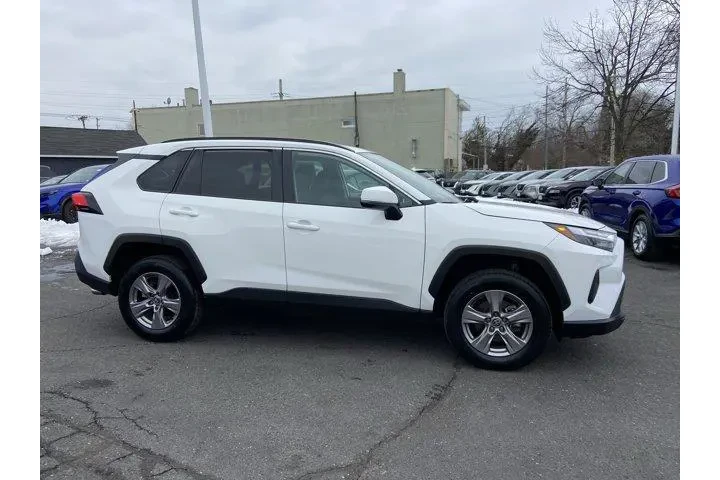 $25487 : Toyota RAV4 2024 AWD XLE 4dr image 3